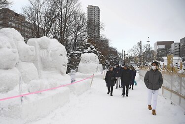 Celebran tradicional festival de nieve, sin nieve, en Sapporo