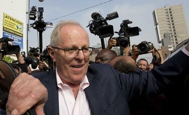 Kuczynski lidera por estrecho margen conteo de votos en Perú