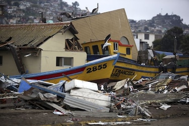 Se eleva a 13 el saldo de muertos en Chile por terremoto y tsunami