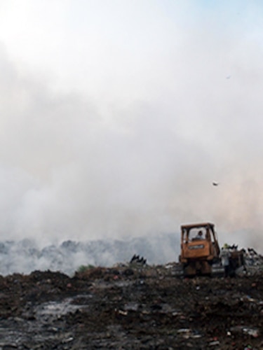 ACP comienza labor para sofocar incendios en vertedero de Colón
