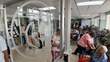 Asegurados afrontan largas esperas y mafias internas por citas en la CSS