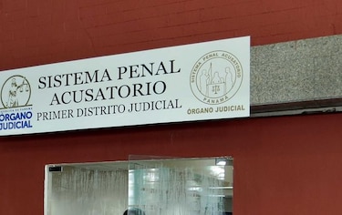 Funcionario vinculado a caso de armas ilegales se entrega