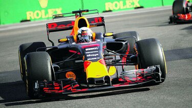 Ricciardo gana caótica carrera