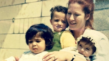 Los miles de adoptados por padres estadounidenses que ahora temen ser deportados a pesar de llevar décadas en Estados Unidos