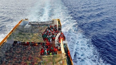El barco Ocean Viking busca puerto para desembarcar a 82 migrantes rescatados en Mediterráneo