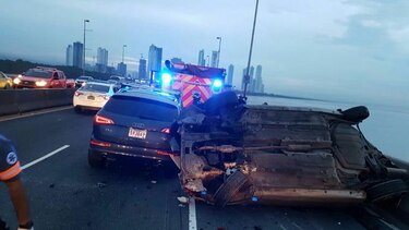 Corredor Sur: rescatan a conductor que cayó al mar