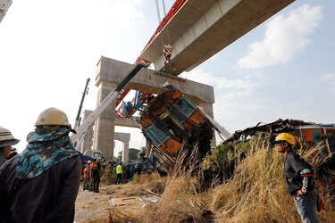 Al menos 32 fallecidos y decenas de heridos tras caer una grúa sobre un tren en Tailandia