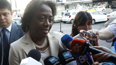 Fiscal prohíbe salir del país a exministra Lucy Molinar
