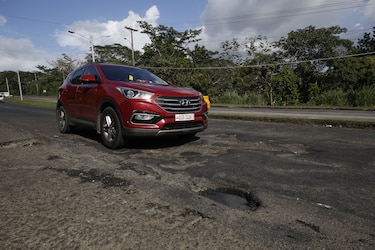 Baches en la vía Transístmica Gonzalillo-Las Cumbres: un peligro creciente para conductores