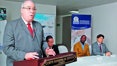 Críticas y respaldo por viaje de Ayú