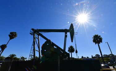 Petróleo en Nueva York se desploma a mínimo desde febrero de 2002