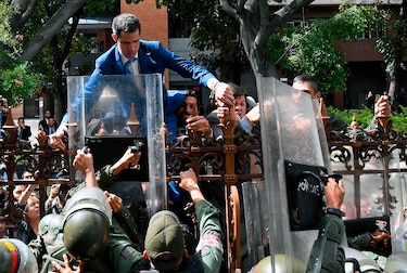 Guaidó a empujones, un rival proclamado y Maduro jugando béisbol
