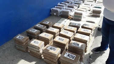 Decomisan 301 paquetes de droga, dinero en efectivo y un vehículo de lujo en Colón