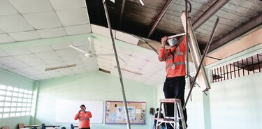 Dos años después, escuelas oficiales aún no están listas