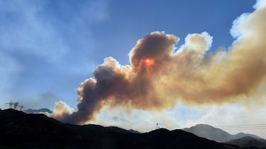 Tornados de fuego en incendio que amenaza a más de 82 mil personas en California