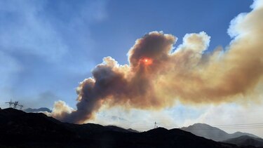 Tornados de fuego en incendio que amenaza a más de 82 mil personas en California