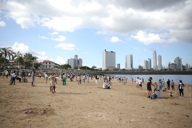 Playa Prieta reabre con nuevo nombre y reglas en el Casco Antiguo