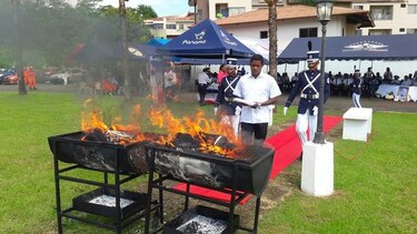 En Colón creman banderas previo a las festividades del mes de la patria