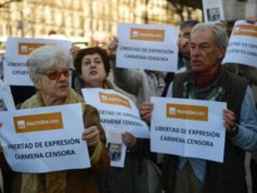 Juez español prohíbe la circulación de autobús con lemas antitransgénero