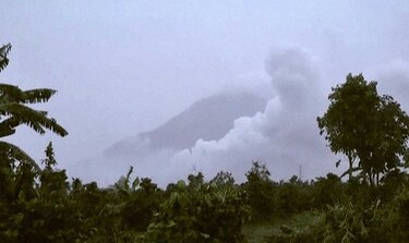 Al menos seis muertos en la erupción de un volcán en Indonesia