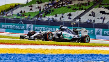 Hamilton y Rosberg dominan los ensayos; Raikkonen da la pelea
