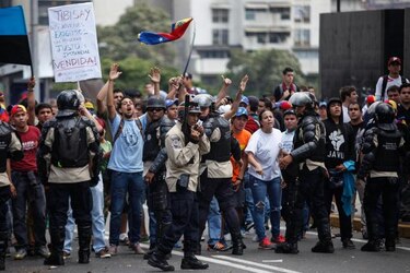 Chavistas y opositores chocan en centro de Caracas