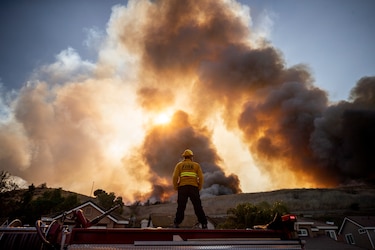 Una compañía eléctrica admite su posible culpa en el origen de un incendio en Los Ángeles