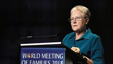 El papa llega a una Irlanda cambiada por crisis de abusos