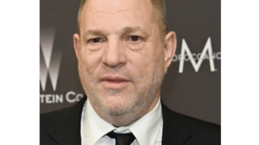 Video muestra a Weinstein acariciando a mujer