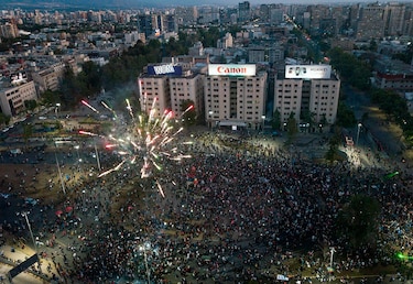 Festejos en las calles de Chile por la derogación de la Constitución de Pinochet