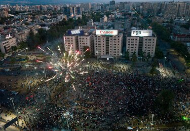Festejos en las calles de Chile por la derogación de la Constitución de Pinochet