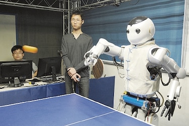 En un restaurante futurista chino robots sirven platos cocinados por androides