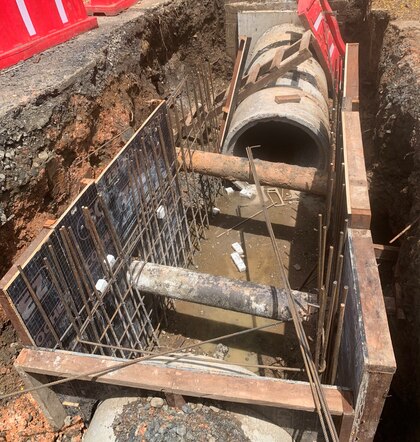 Vecinos de Clayton exigen soluciones ante caos por obras de drenaje