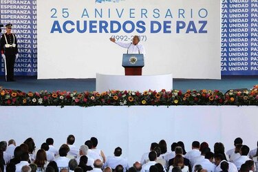 Salvadoreños conmemoran 25 años del fin de la guerra civil