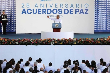 Salvadoreños conmemoran 25 años del fin de la guerra civil