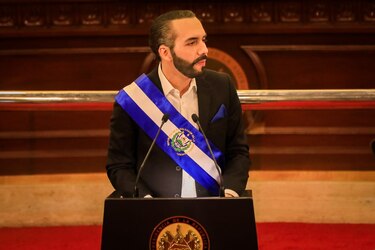 Presidente salvadoreño ordenó multar a empresas por bloquear su discurso