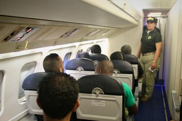 Deportan a 25 colombianos hacia Medellín; 3 mantenían antecedentes penales