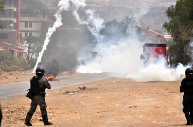 Arce cambia el mando militar de Bolivia en medio de las protestas de seguidores de Morales