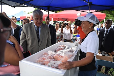 Presidente Mulino recorre nueva tienda del IMA en San Miguelito y evita hablar de renuncia del vicecanciller