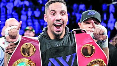 Ward le arrebata los títulos a Kovalev