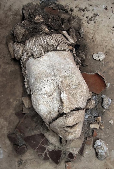 Hallan en México cabeza estucada del joven dios del maíz