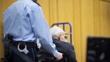 Exguardia nazi dice en su juicio sentir 'vergüenza', pero se declara inocente