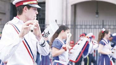 Estudiantes se exhiben en los desfiles patrios