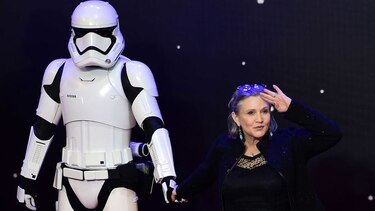 Envían mensajes de pronta recuperación a Carrie Fisher
