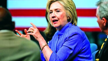 Clinton estudia a Warren como compañera de fórmula