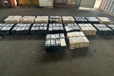 Decomisan 722 paquetes con droga en un contenedor en un puerto del Pacífico