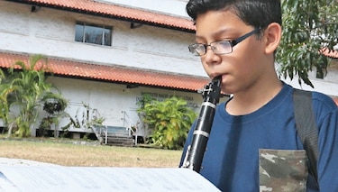 Estudiantes producen música en precarias condiciones