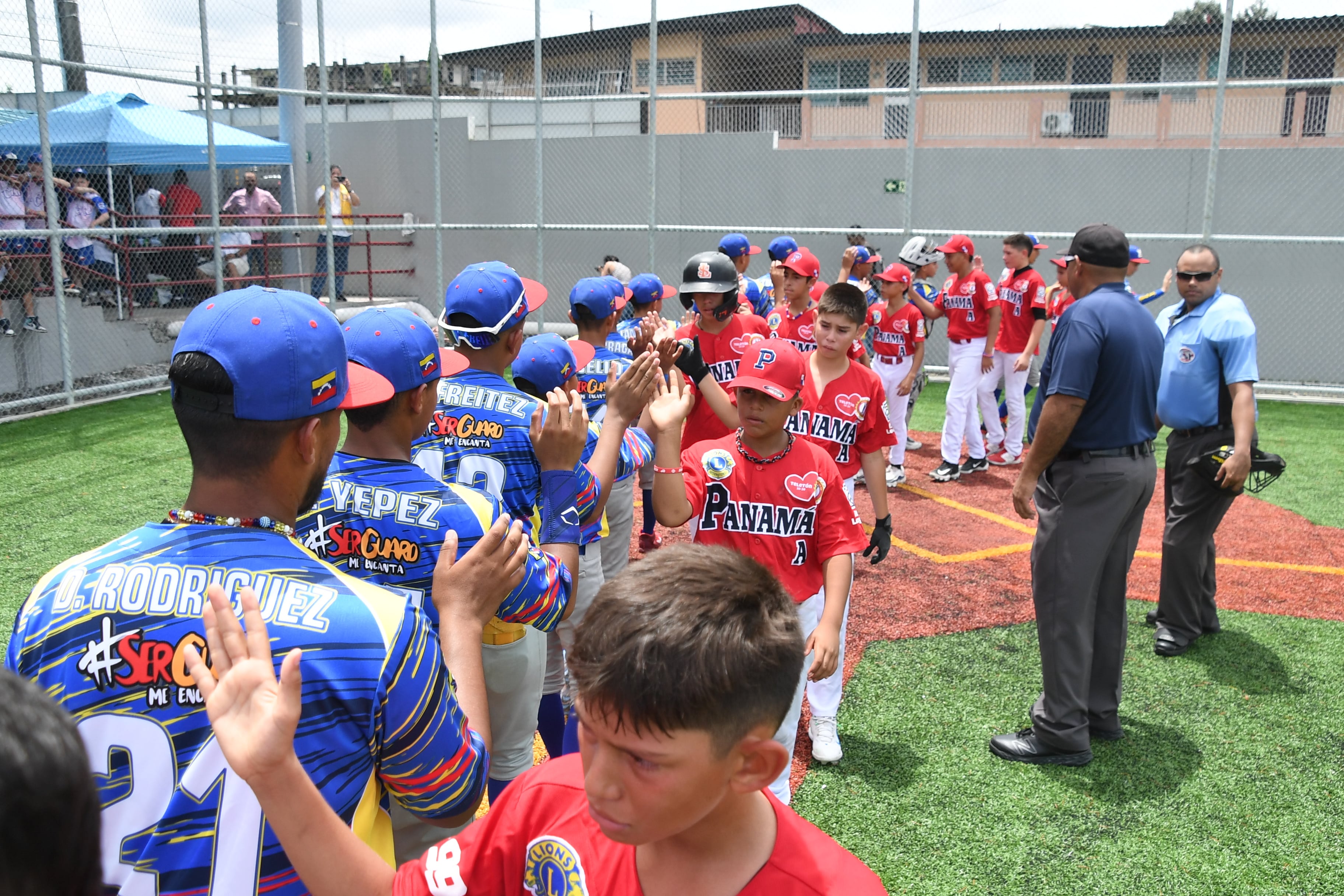 Jugadores panameños y venezolanos se saludan al terminar el encuentro. Foto: Elysée Fernández