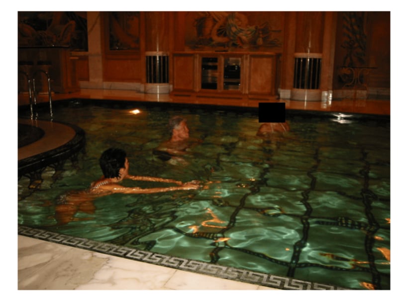 El Departamento de Justicia de Estados Unidos comienza a publicar miles de documentos y fotografías de los archivos de Epstein