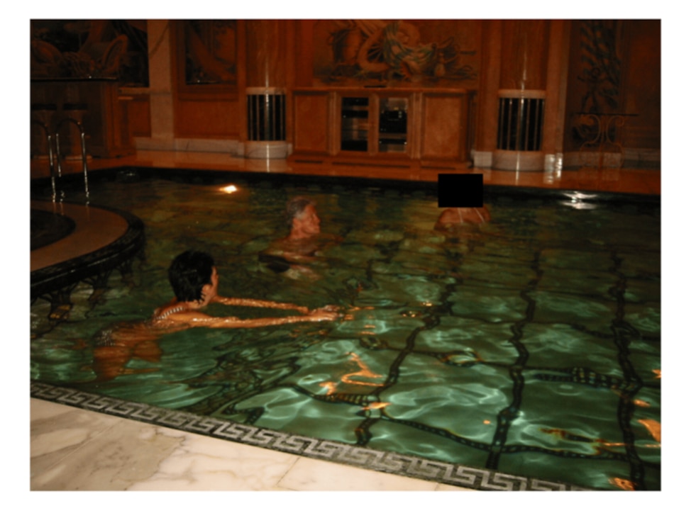 El Departamento de Justicia de Estados Unidos comienza a publicar miles de documentos y fotografías de los archivos de Epstein